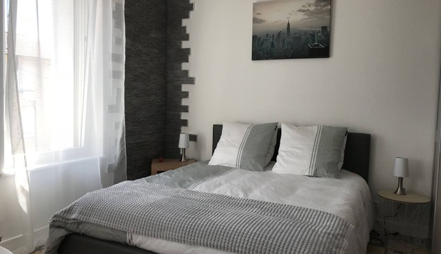 Private room in a guest house on the street side