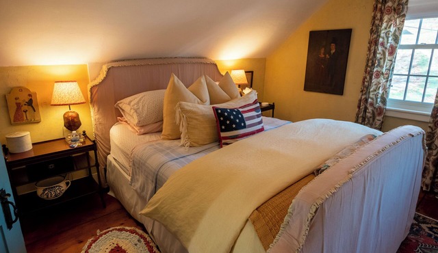 Private Room in Capt Burrows Home~ not just a place to stay but an experience!