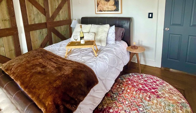 Private room in charming Tarrytown home, easy NYC train access