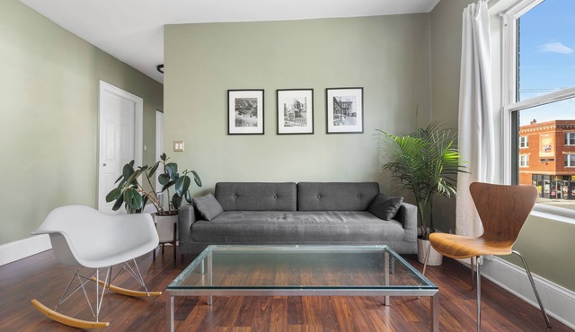 Private Room in Stylish West Humboldt Park Apartment