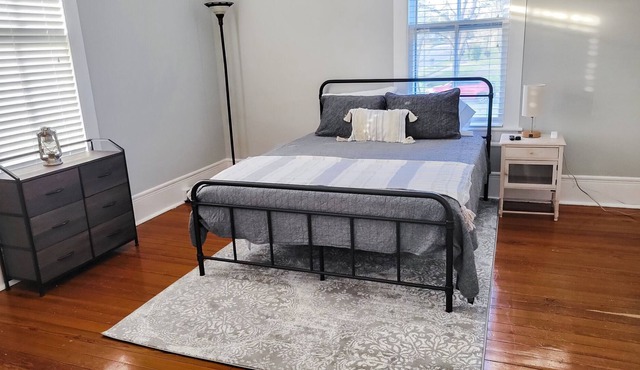 Private Room inside The Cottage on 5th downtown Eastman