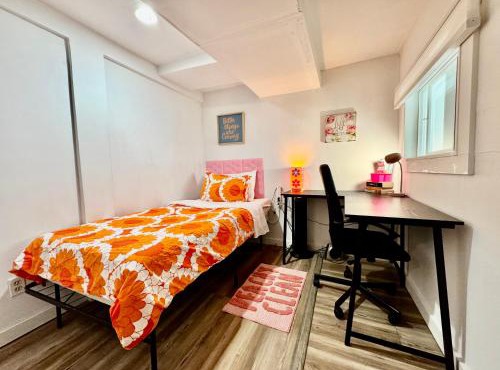 Private Room on the 1st Floor with Shared Bathroom near Airport and Downtown Seattte