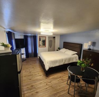 Private Room - Shared Bathroom