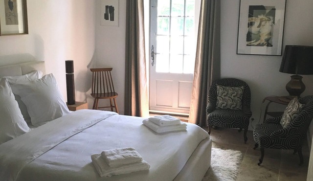 Private room/suite in a former XVIIIth century Presbytery 10km from Chambord and Cheverny