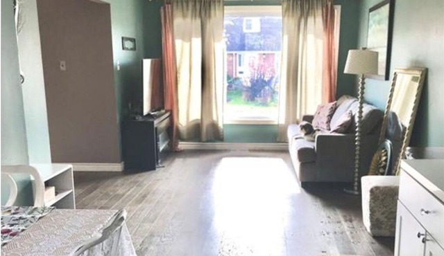Private room upstairs close to bus stop in North bay