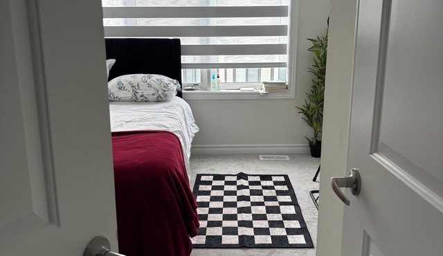 Private room w private washroom /Quiet Oshawa .