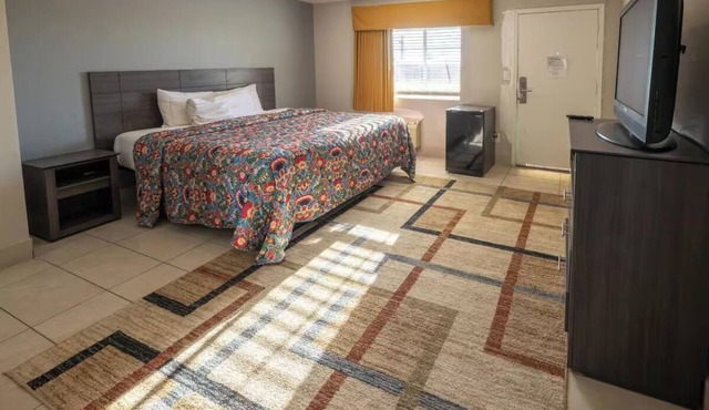 Private Room w/Queen Deluxe + Bathtub Near Downtown Mesa Attractions
