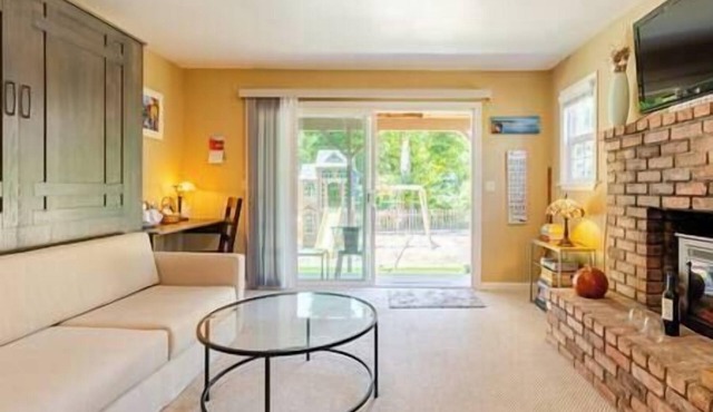 Private Room:walk/bike to Redwoods; 3 min to beach