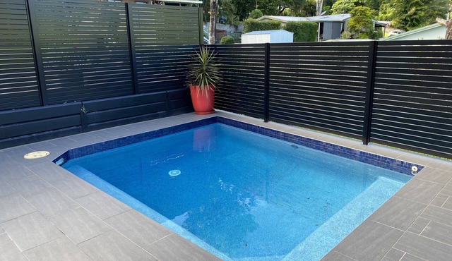 Private Room with ensuite close to Cairns centre airport & beaches.