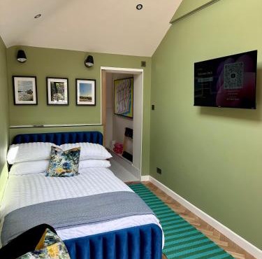 Private room with ensuite and small double bed