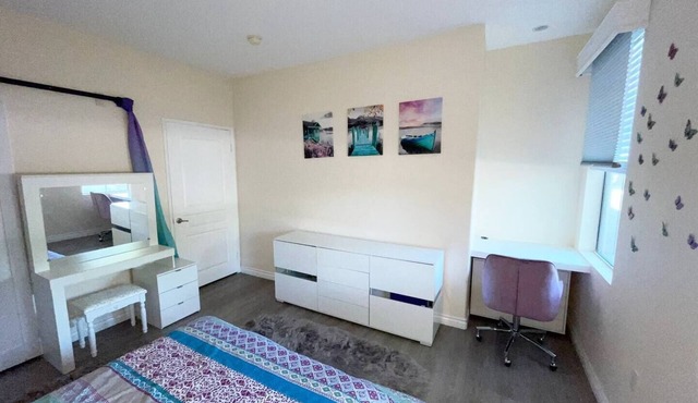 Private room with private bathroom near UCIn