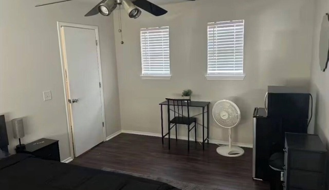 Private room with shared bathroom in house near Austin Airport and F1 Racetrack