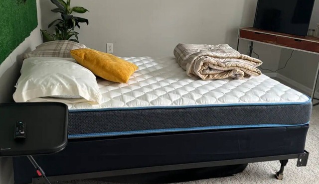 Private room with shared clean bathroom in cozy home. 420 friendly.