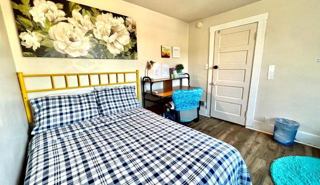 Private Room with Shared Bathrooms 10 Minutes To SeaTac Airport