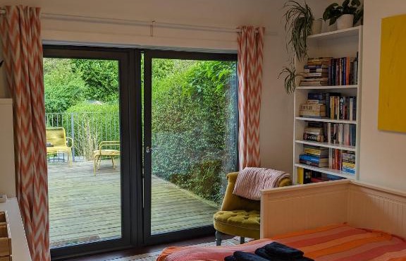 Private room with terrace and free parking