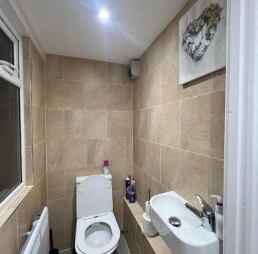 Private Rooms with shared living room in Kent with Parking