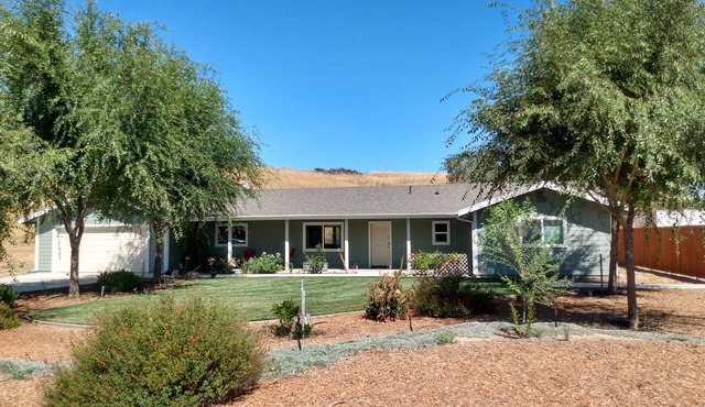 Private, rural 2 bedroom home (3rd bedrmn optional) with hot tub in wine country