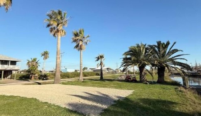 Private RV Pad w/fishing access close to beach!