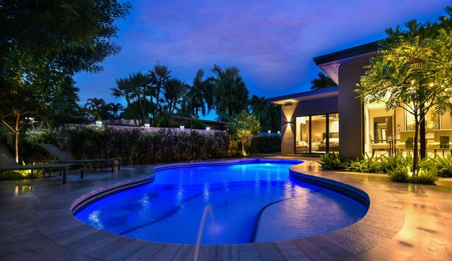 Private Saltwater Pool - Updated Modern 3BR 3BA - 1 Mile to Beach!