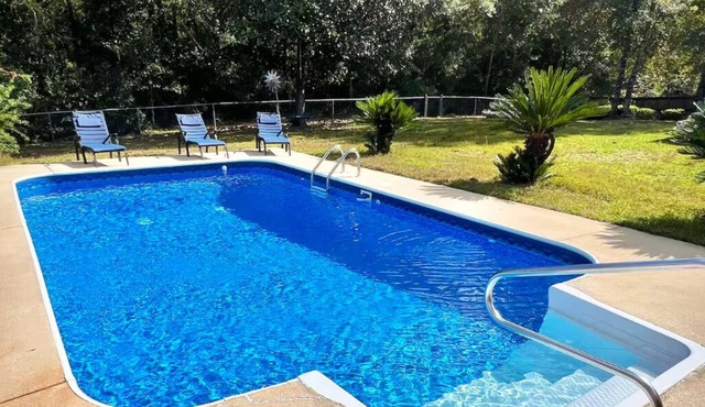 Private Saltwater Pool Spacious 4BR Retreat Fire Pit Sunroom Swing Bed