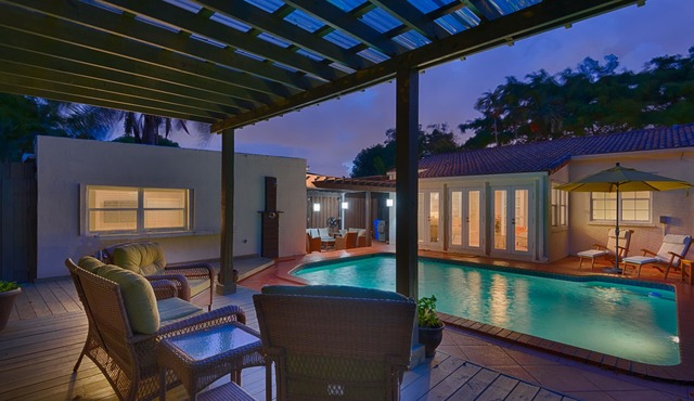 Private Saltwater Pool! Gated Off-Street Parking. 3Bed2Bath. Sleeps 6.