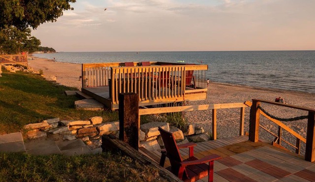 Private sand beach. Lakeview. Spacious LongBeachCottages.com – Cottage #9