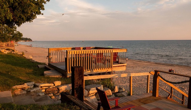 Private sand beach. Lakefront. Spacious LongBeachCottages.com – Cottage #2