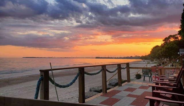 Private sand beach. Lakefront. Spacious LongBeachCottages.com – Cottage #5