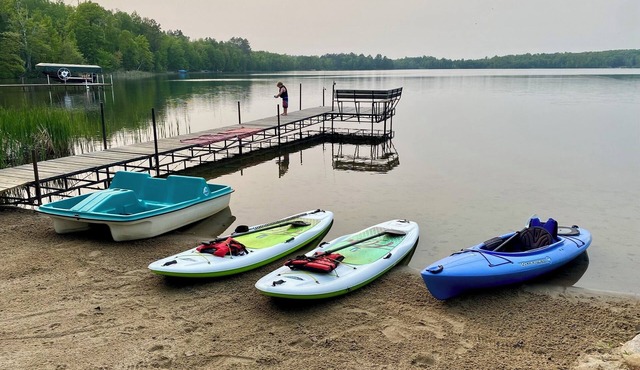 Private sand beach, screen porch, spacious rooms, paddle boards and more!