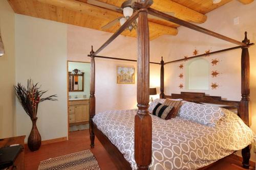 Private Santa Fe Retreat w/King Bed, patio