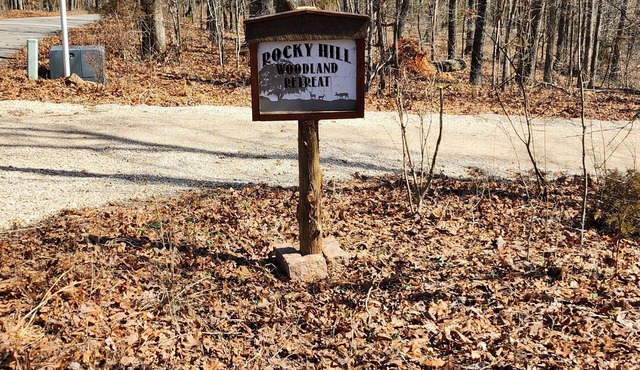 Private scenic Ozark Mountain retreat near beautiful Current River; sleeps 1-10!