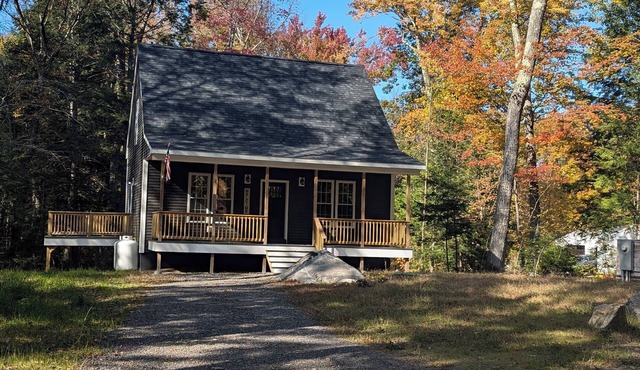 PRIVATE, SEBAGO LAKE 4 BR NEW COTTAGE, Hot tub, AC, Sandy beach 2 min walk, dock