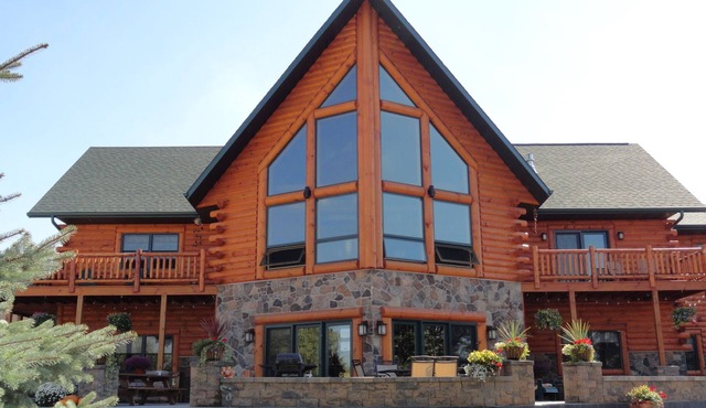 Private, secluded escape in lower level of cabin, for 6 guests.