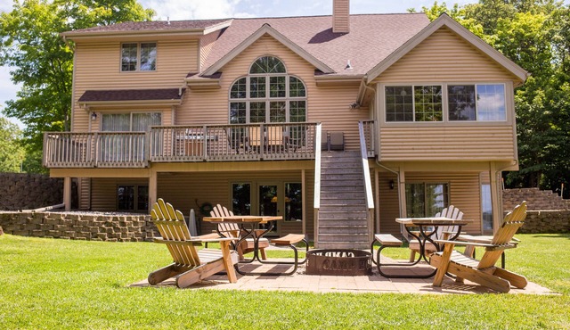 Private - Secluded Lake Home/Sleeps up to 20 people