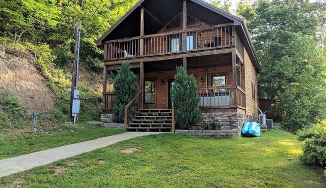 Private & Secluded Yatesville Lake Cabin Rental, Lakeview, Wifi, Kayaks, Arcade!