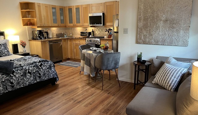 Private, secure guest cottage w/garden close to Universal City.