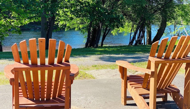 Private & Serene Riverfront Cottage, additional Cabins with a Captivating View!