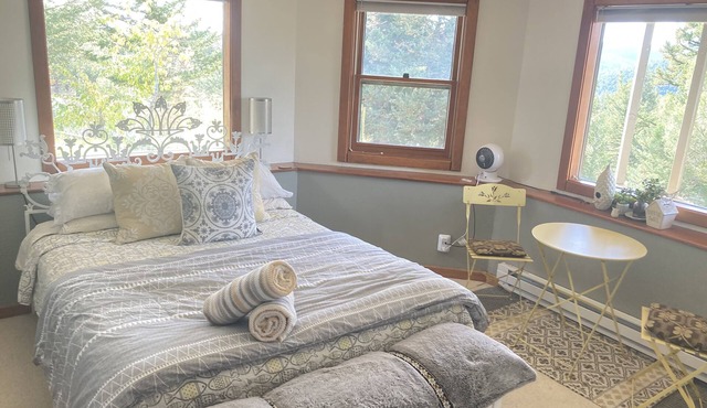 Private Serene Sugarloaf Mountain Retreat Room and bathroom with Stunning Views