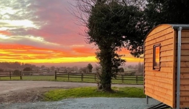 Private Shepherd's Hut with landmark views