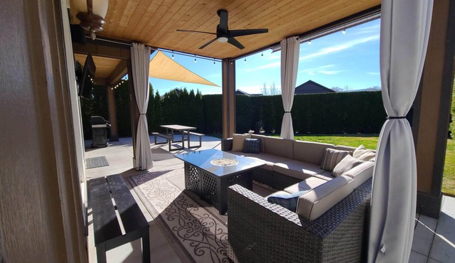 Private single family home in Crescent Bay Resort. Can accommodate large groups!