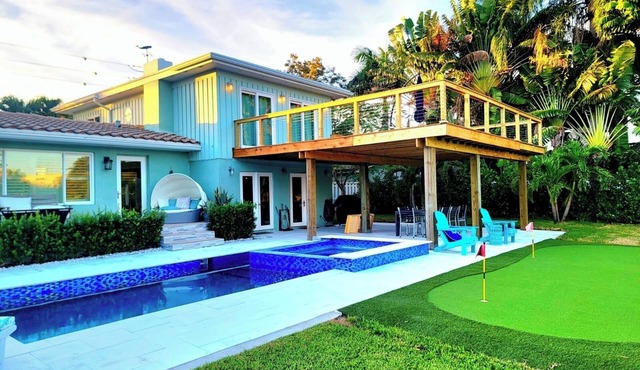 Private sleeps 10, 4 Bdrm, Pool w Spa, yard games