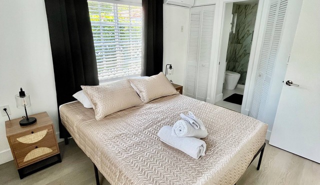 Private smoke free cottage in Coral Gables free parking WiFi washer & dryer