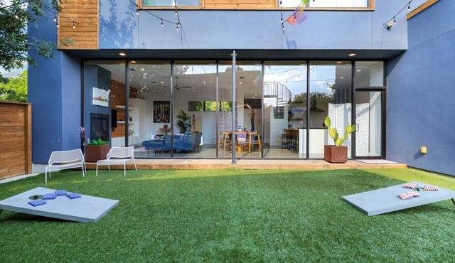 Private Southtown Compound | Rooftop Terrace | Walk to Alamodome & River Walk