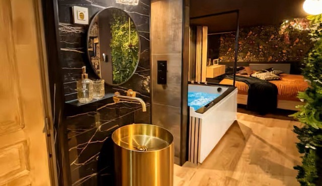 Private spa chalet with jacuzzi, sauna & cinema - Normandy