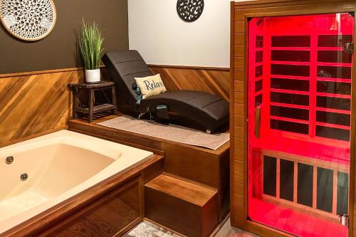 Private Spa, Fire Pit and Deck Poconos Home!