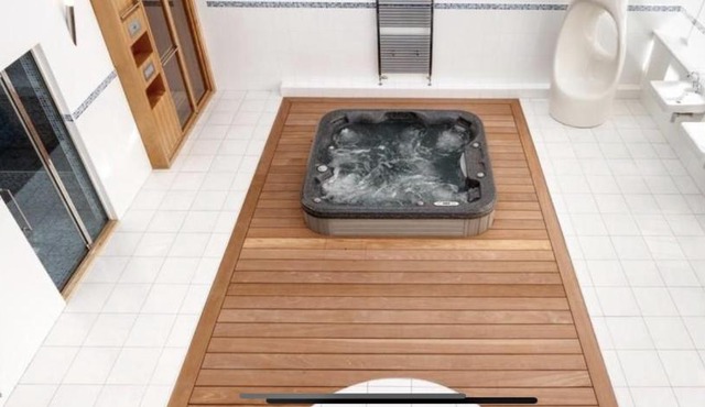 Private Spa, Steam room, Sauna, Large hot tub and Gym in this Stunning 3 Bedroom Apartment