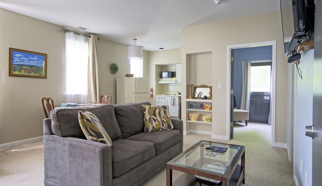 Private & Spacious 2 Bedroom - Carriage House