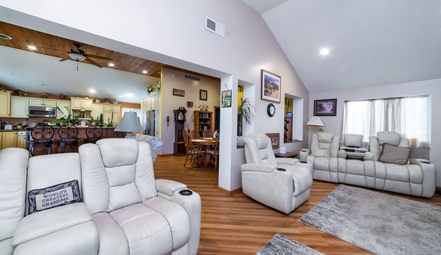 Private spacious beach retreat on Wall Lake.