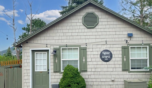 Private Spacious cabin with 2 person Jacuzzi Tub. Dog friendly. Fenced patio