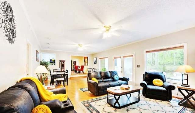 Private Spacious Getaway Near the Heart of Athens!